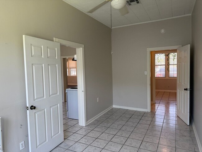 Building Photo - Rental Available: 427A General Mouton Lafayette