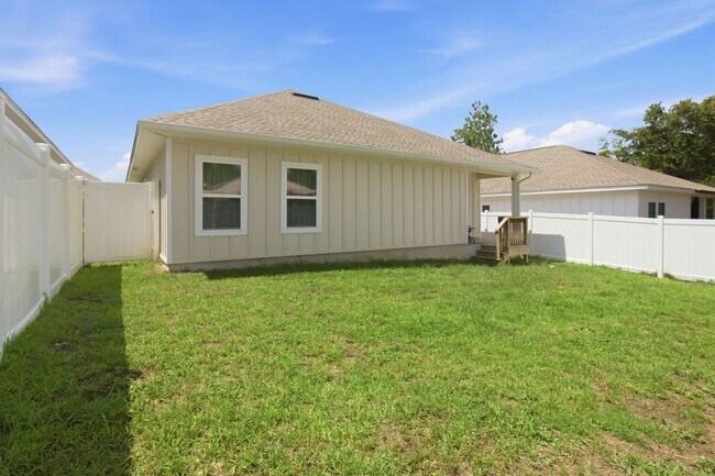 Building Photo - 4 Bedroom in CRESTVIEW!!