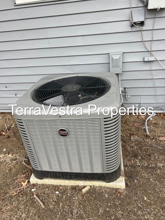 Building Photo - 3 Bed Single Family in Upper Deerfield!