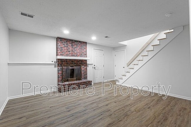 Building Photo - 5708 NW Raintree Ct