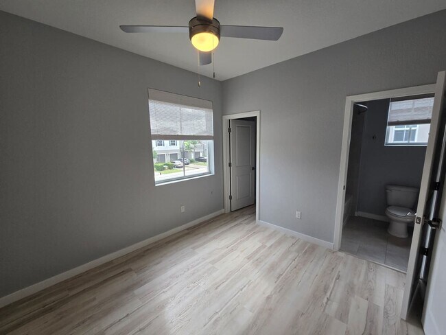 Building Photo - Bright and Easy-Living Home in Riviera Beach