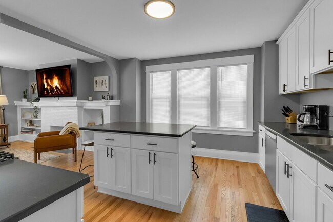 Building Photo - Furnished 4-Bedroom, 2-Bath Lower Unit in North Buffalo