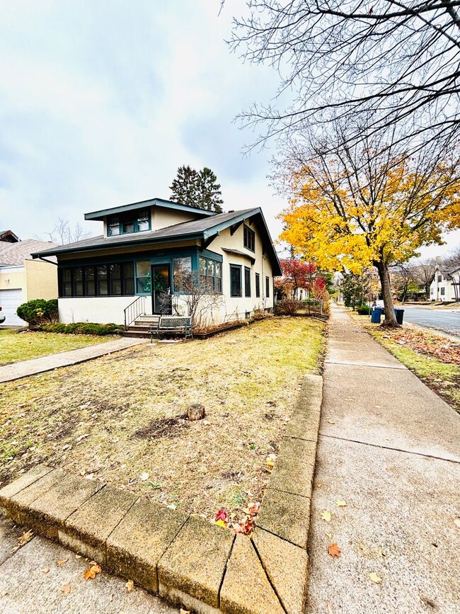 Building Photo - Charming 4 bedroom single family home!