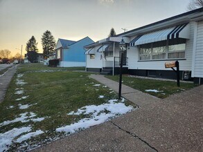 Building Photo - Very Nice- furnished 3-BR