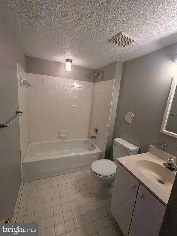 Building Photo - 6 Ballindine Ct