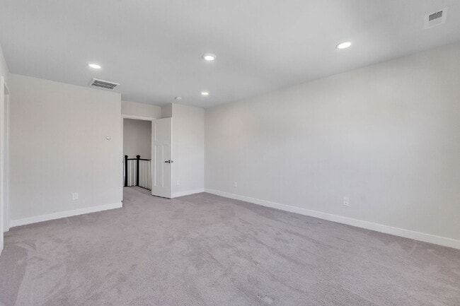 Building Photo - Beautiful 3 Bedroom, 2.5 Bathroom Townhome with 1-Car Garage $1,650/mo rent