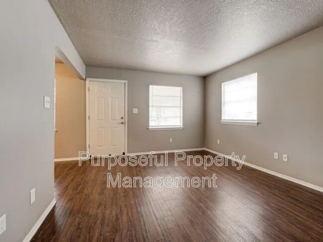 Building Photo - 516 N Ponca Ave