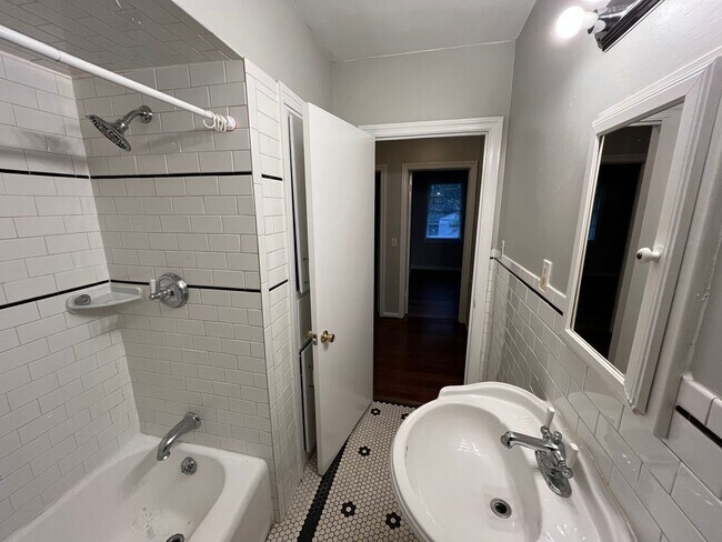 Building Photo - Move In Ready!! Cozy Brick Home, in North Columbus. Located off of Airport Thruway!! HAPP Accepted.