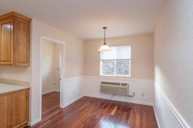 Building Photo - 233 Palmdale Ave