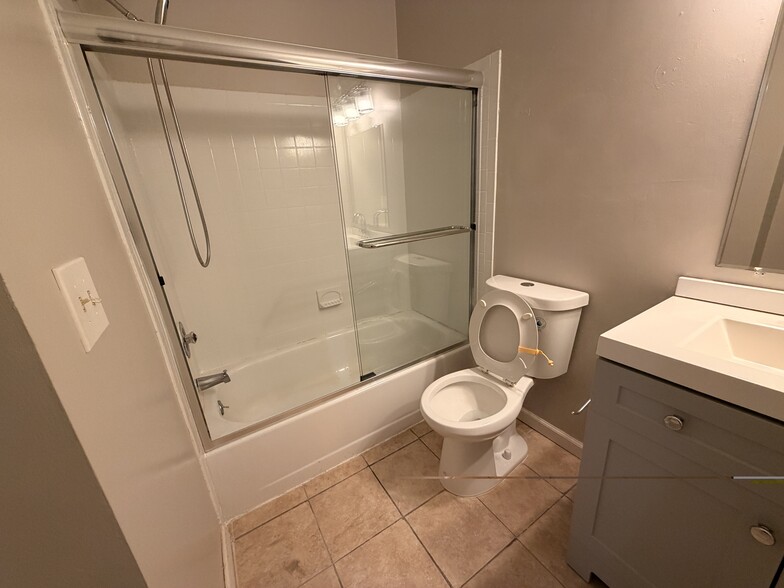 Building Photo - 11 Van Pelt Ct