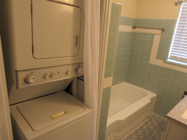 Building Photo - 807 Cherry St