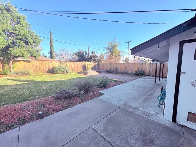 Building Photo - 1524 Gladstone Dr