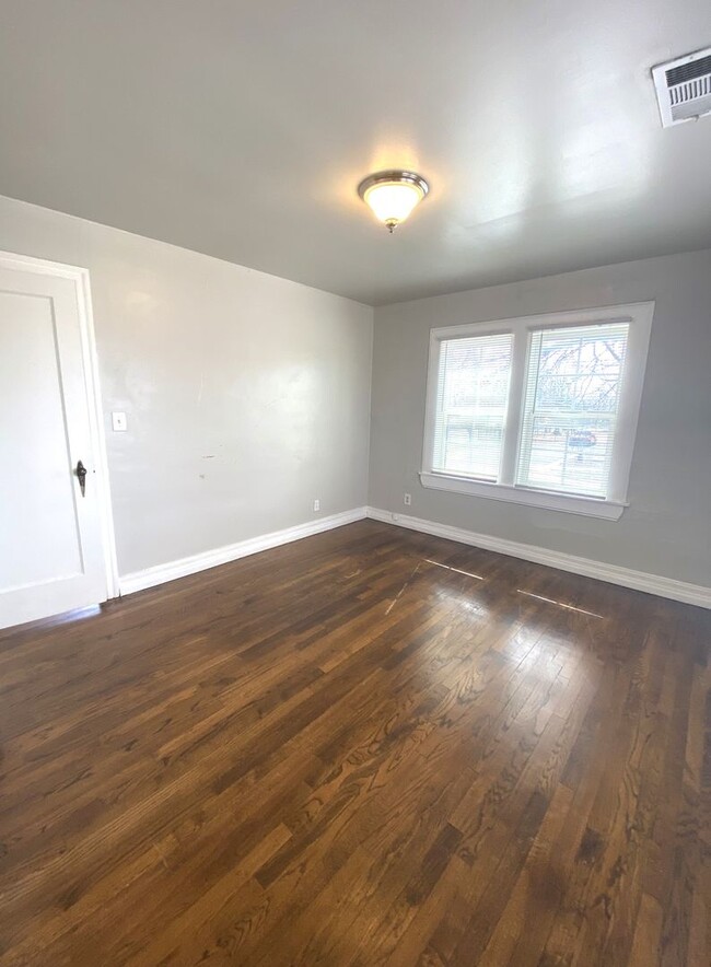 Building Photo - Upstairs 1 bed 1 bath in Linwood Place Add...