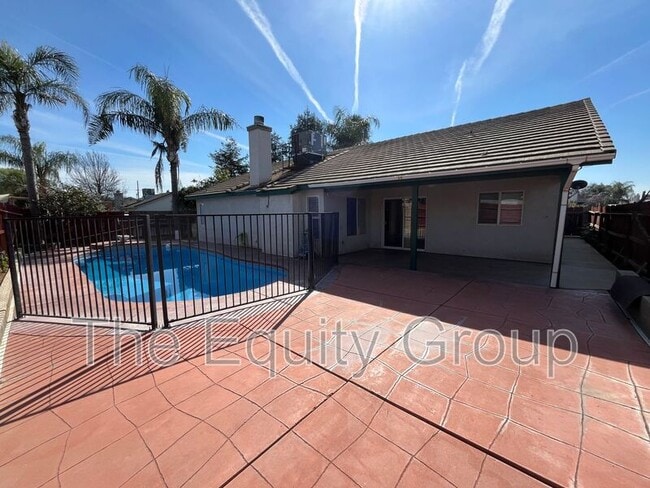 Building Photo - 1672 W Julieanne Ave