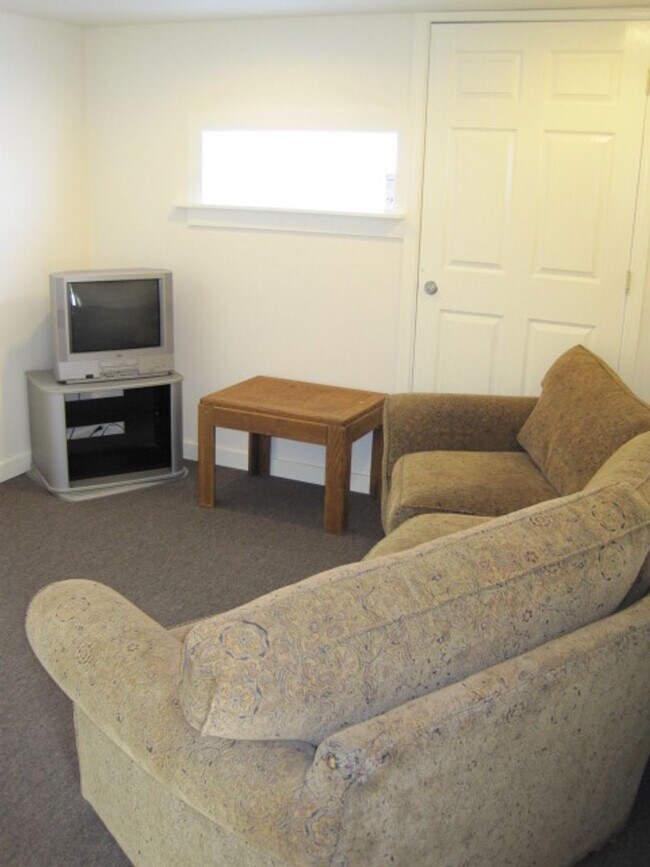 Building Photo - Live in Wallingford and Be Close to Everything!