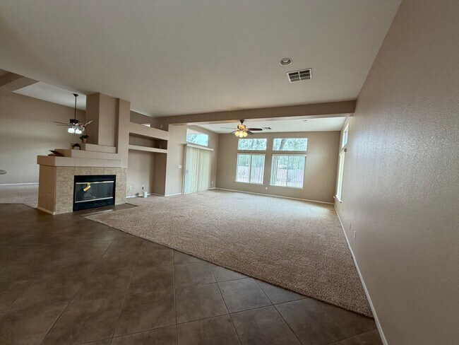 Building Photo - Spacious 4 bedroom