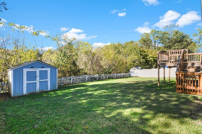 Building Photo - Dog Friendly Three Bedroom!