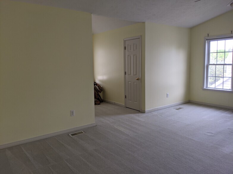Sitting area with additional storage - 10913 Brunson Way
