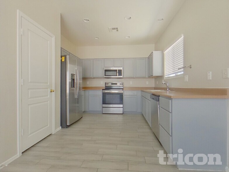 Building Photo - 22160 W Shadow Dr