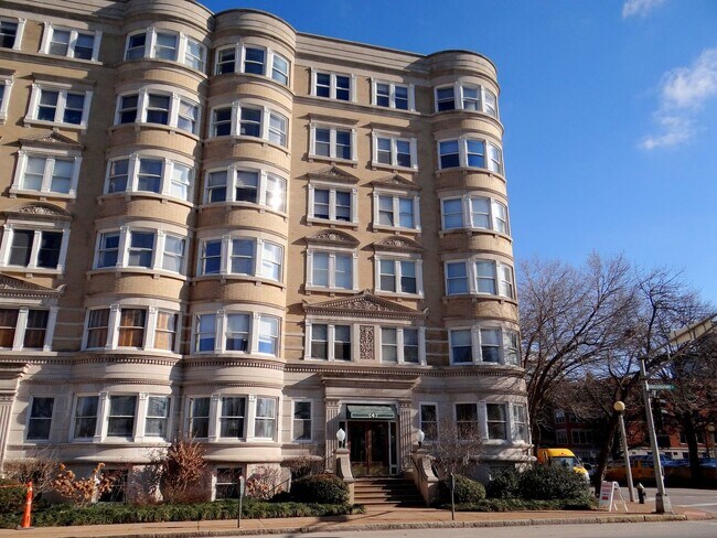 Building Photo - Charming 3 BD/2 BATH right across the stre...