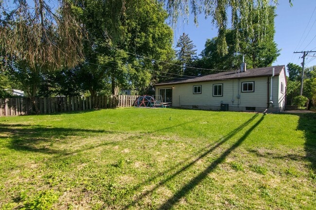 Building Photo - 2420 N Circle Dr