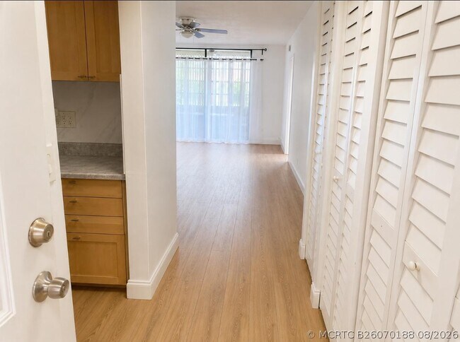 Building Photo - 2851 Somerset Dr