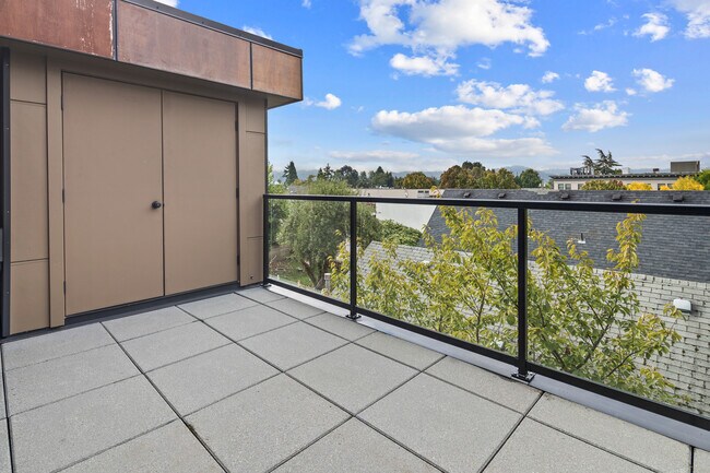 Building Photo - 504 NE Brazee St