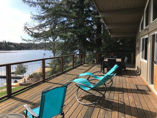 Building Photo - Don't Miss out on a Summer at the Lake.  Beautiful Fully Furnished Waterfront Home available July...