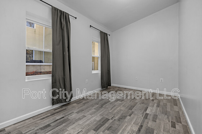 Building Photo - 106 S Regester St