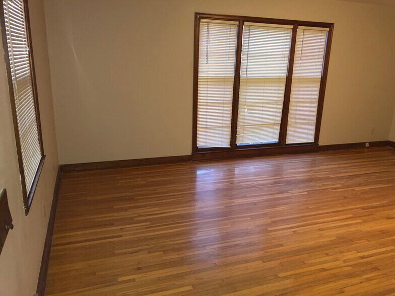 Building Photo - 1304 N Perry Ave