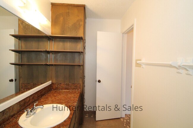 Building Photo - Water paid on this 1 bedroom close to post!