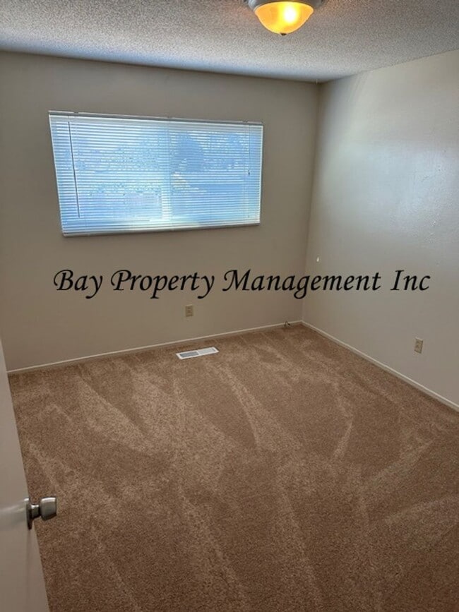 Building Photo - Refreshed 4 Bedroom, 2 Bath Home Near Wind...