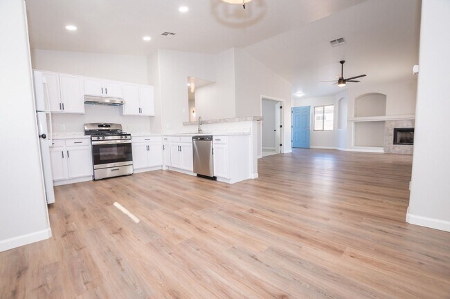 Building Photo - 4 Bedroom, 2 Bath, Split Floor Plan, 2 Car Garage, Central A/C