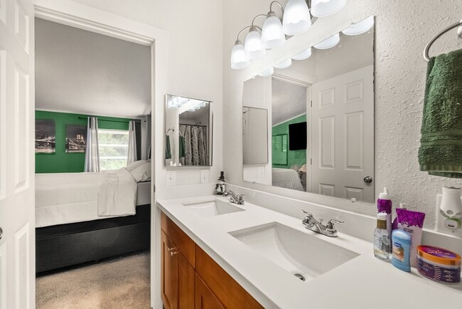 Building Photo - Updated and Spacious 3 bedroom in Timberlakes