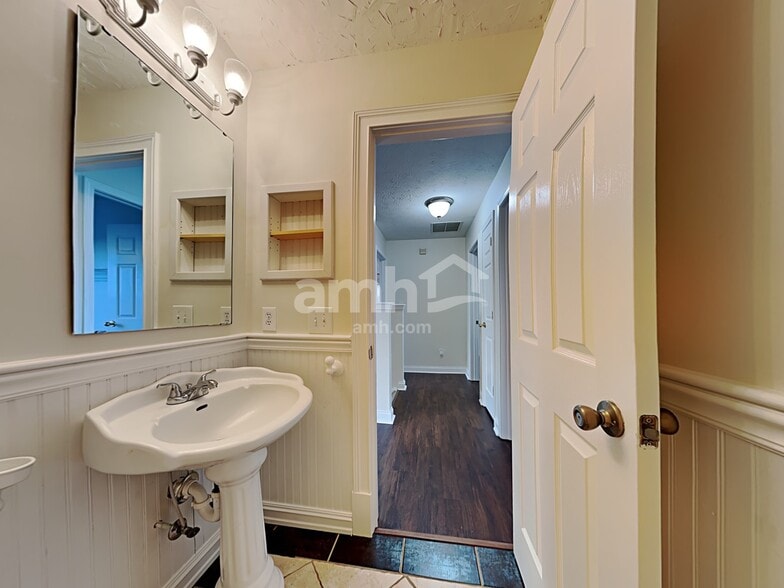 Building Photo - 17895 Grassy Knoll Dr