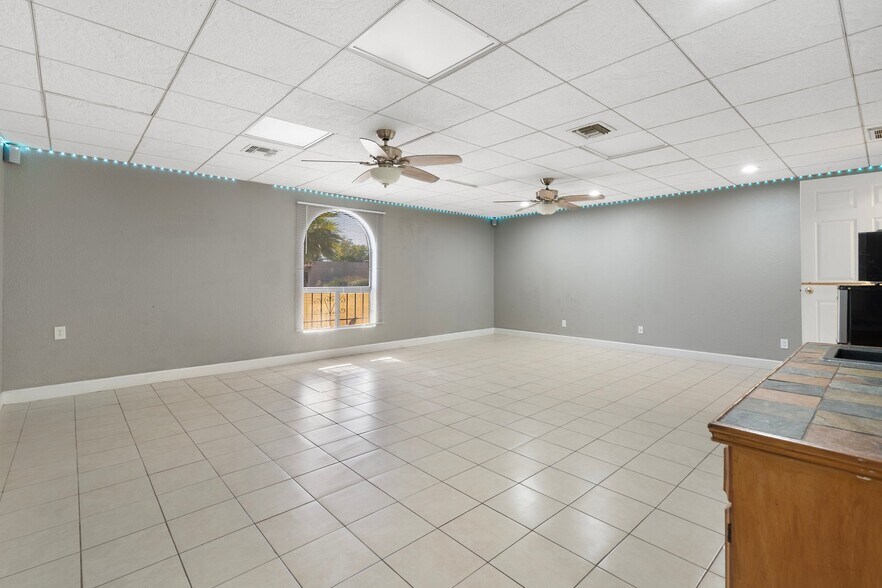 Building Photo - 533 E Deepdale Rd
