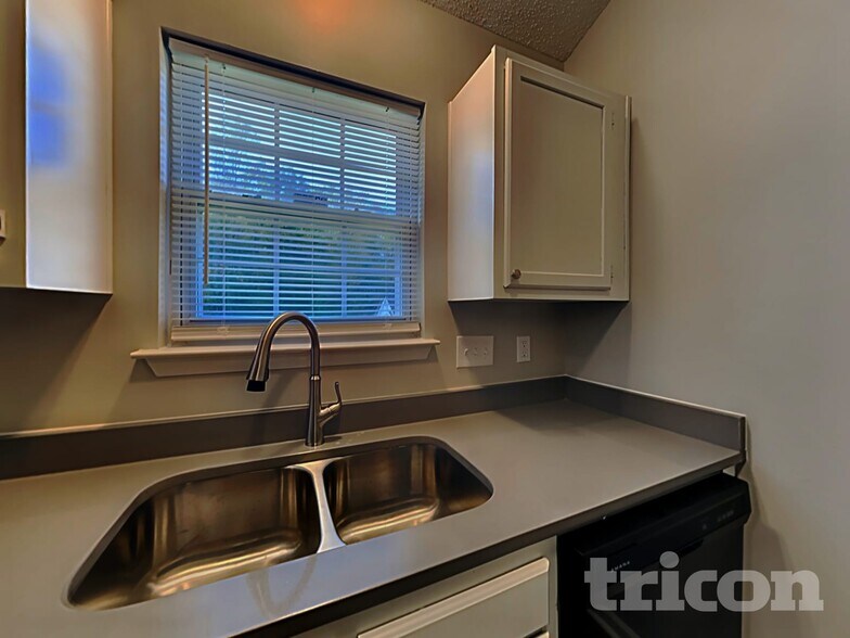 Building Photo - 4305 Biesterfield Dr