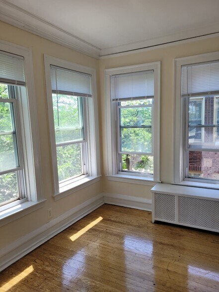 Building Photo - 1220 W Columbia Ave