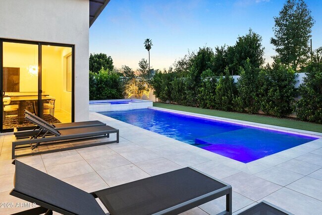 Building Photo - 4002 N 33rd Pl