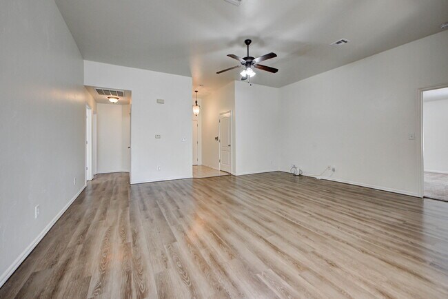 Building Photo - 608 Cavecreek St