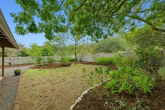 Building Photo - 9312 Roxanna Dr