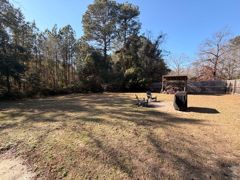 Yard - 1 Courtyard Ln