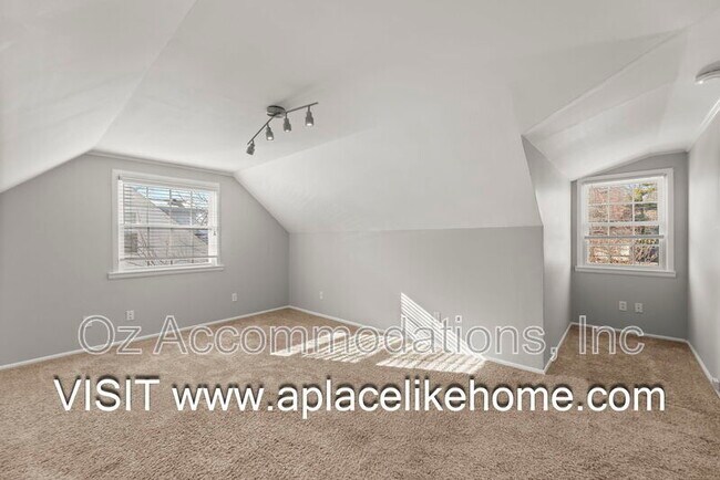 Building Photo - 7404 Village Dr