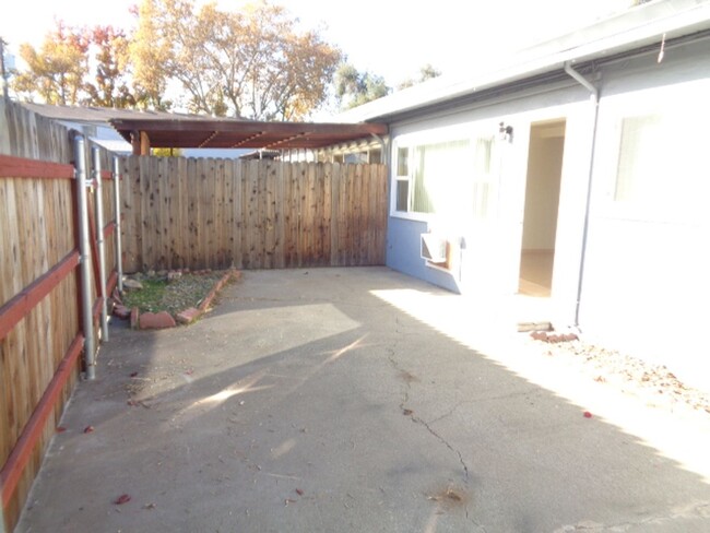 Building Photo - 2 bedroom Condo in Santa Paula Manor!