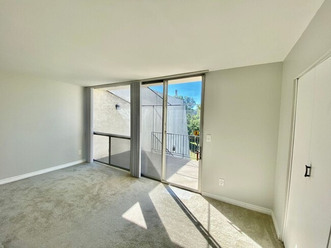 Building Photo - Beautifully Remodeled Home in the HEART of Fashion Valley! Comes with Parking!