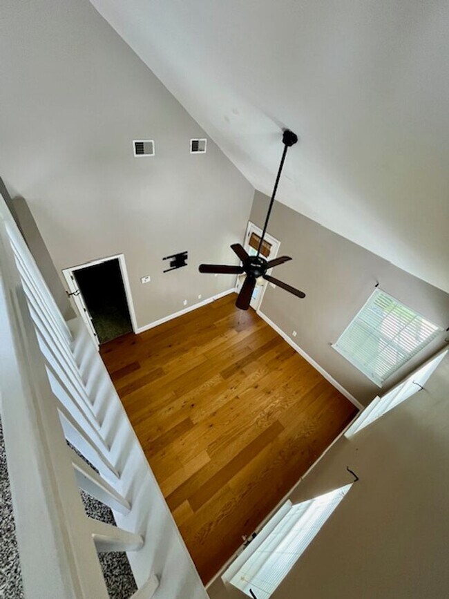 Building Photo - Spacious Move In Ready Townhome on Johns I...