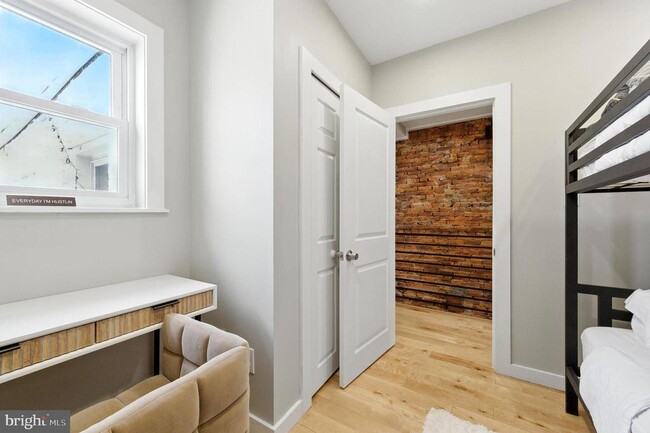 Building Photo - 1937 Dickinson St