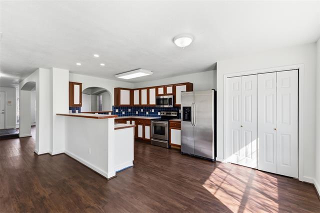 Building Photo - 1124 Breezewood Dr