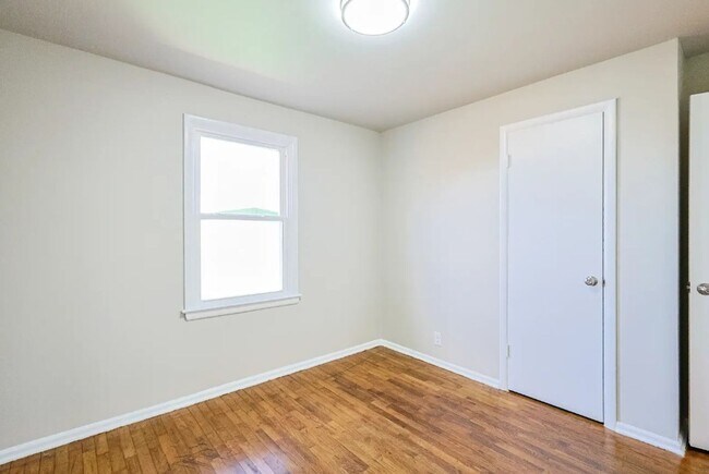 Building Photo - 3713 Woodlawn Terrace