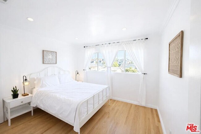 Building Photo - 1033 20th St